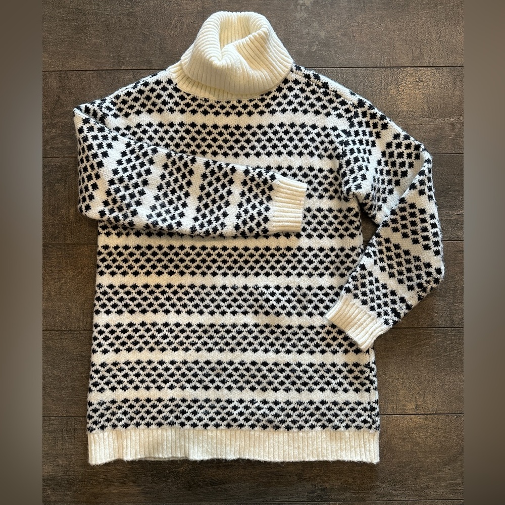 Ann Taylor Black and White Pattern Thick Sweater Size Small
